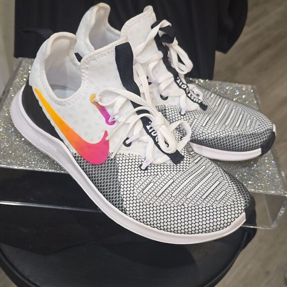 Nike Free TR 8 Athletic Shoes- Black/Laser Fuschia - Picture 11 of 11